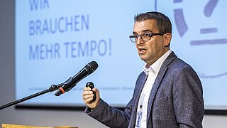 Dr. Stephan Lowis (Vorstandsvorsitzender, enivaM) fordert in seiner Keynote mehr Tempo bei der industriellen Transformation. | Foto: Rolf Schulten