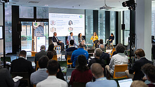 Die Expertinnen und Experten des KEI Podiums diskutieren die Anforderungen an eine Carbon Management Strategie für Deutschland.
