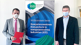 Dr. Bernd Wenzel (rechts), Leiter des KEI, begrüßte Oberbürgermeister Holger Kelch in den Räumen des Kompetenzzentrums. (Foto: Susanne Baron)
