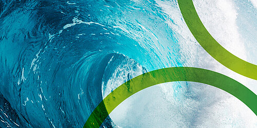 Nahaufnahme einer brechenden Meereswelle und durch grafische Nachbearbeitung darübergelegt die grünen gebogenen Linien aus dem Logo von PtXLab Lausitz