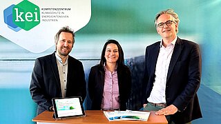 KEI-Leiter Jakob Flechtner, Fachgebietsleiter Dr. Kai Winkelmann und Autorin Monica Villanueva stellten die Studie öffentlich vor. Sie stehen hinter einer Theke, vor sich die digitale Studie auf einem Tablet.