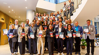 Gruppenbild der 31 Unternehmen aus Cottbus, die als "Attraktiver Arbeitgeber 2026" ausgezeichnet wurden.