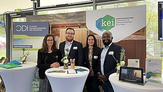 Vier Mitarbeitende des KEI am Informationsstand