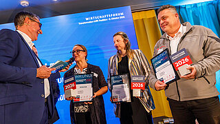 Esther Tempel (2. v. re.) erhält den Preis für das KEI