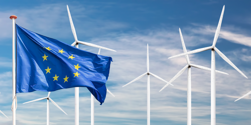EU Flagge vor Windrädern