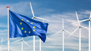 EU-Flagge vor Windrädern