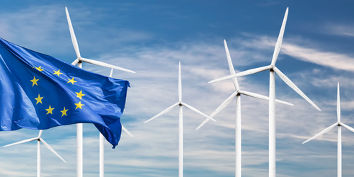 EU Flagge vor Windrädern