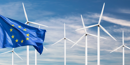 EU Flagge vor Windrädern