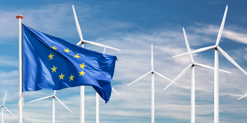 EU Flagge vor Windrädern