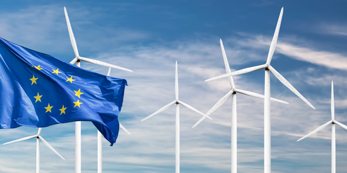 EU Flagge vor Windrädern