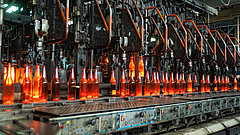 Glühende Glasflaschen in einer industriellen Fertigungsanlage