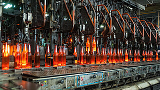 Glühende Glasflaschen in einer industriellen Fertigungsanlage
