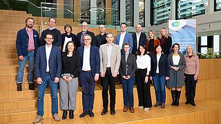 Gruppenbild der KEI Fachbeiratssitzung vom 18. November 2025. Die anwesenden Personen stehen in zwei Reihen auf einer Treppe.