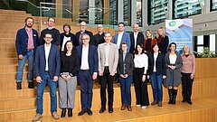 Gruppenbild der KEI Fachbeiratssitzung vom 18. November 2025. Die anwesenden Personen stehen in zwei Reihen auf einer Treppe.