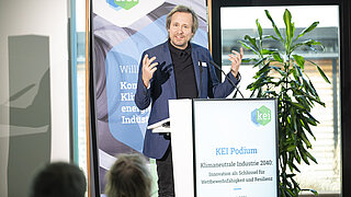 Kai Winkelmann hält Rede auf der Bühne