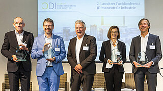 2. Lausitzer Fachkonferenz Klimaneutrale Industrie des CDI: Brandenburgs Lausitzbeauftragter Klaus Freytag (Mitte) überreichte eine CDI-Gründungsskulptur an DLR-Direktor Uwe Riedel, KEI-Leiter Bernd Wenzel, BTU-Präsidentin Gesine Grande und Fraunhofer-IEG-Institutsleiter Mario Ragwitz. (v.l.n.r.)