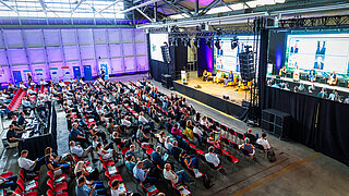Blick auf die Bühne und voller Saal bei den Decarbon Days