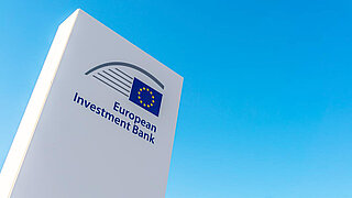 Große rechteckige Tafel mit dem Logo der Europäischen Investitionsbank