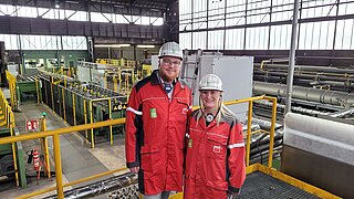 Von links: Die KEI-Referent*innen Fabian Gellrich und Jessica Schorradt im Stahlwerk Georgsmarienhütte. 