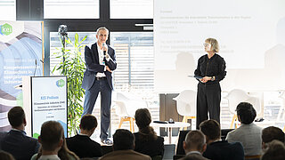 Referent und Moderatorin im Gespräch auf der Bühne beim KEI Podium 2026