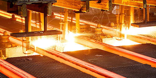 Glühende Stahlbalken in der Produktion