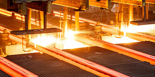 Glühende Stahlbalken in der Produktion