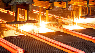 Glühende Stahlbalken in der Produktion