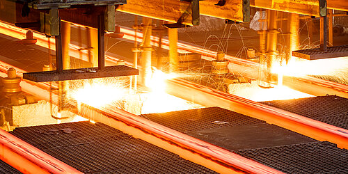 Glühende Stahlbalken in der Produktion