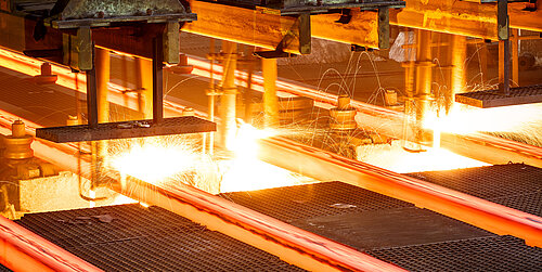 Glühende Stahlbalken in der Produktion