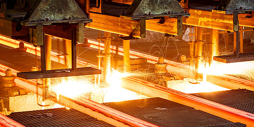 Glühende Stahlbalken in der Produktion