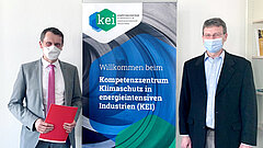Dr. Bernd Wenzel (rechts), Leiter des KEI, begrüßte Oberbürgermeister Holger Kelch in den Räumen des Kompetenzzentrums. (Foto: Susanne Baron)
