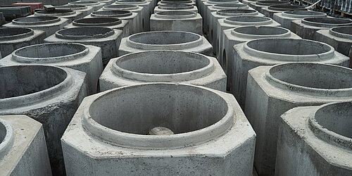 Betonringe aufgereiht