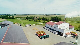 Produktionsgebäude und Photovoltaikanlage