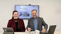 Die KEI Referent*innen Viktoria Metzler-Wowtscherk und Dr. Remo Tiedemann zum Start des Fachforums Chemie