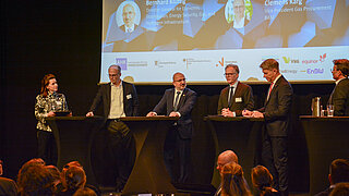 Paneldiskussion auf der Bühne mit sechs Teilnehmenden, darunter Terje Aasland und Bernhard Kluttig.
