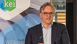 Jakob Flechtner, Leiter des KEI, spricht zum KEI Podium