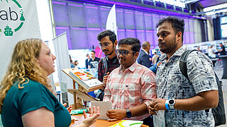 Vier Personen am Stand des PtX Lab Lausitz