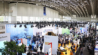 Blick vom oben auf den Gemeinschaftsstand des Bundesministeriums für Wirtschaft und Klimaschutz auf der Hannover Messe 2024.