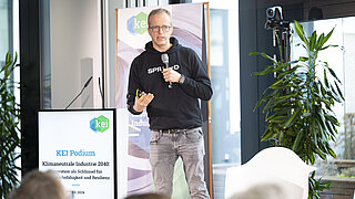 Christian Bogatu hält Rede auf der Bühne