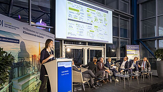 Lorna Schütte (links) präsentiert zum Abschluss ihre grafische Dokumentation der Kernaussagen der Lausitzer Fachkonferenz 2022. | Foto: CDI, Rainer Weisflog