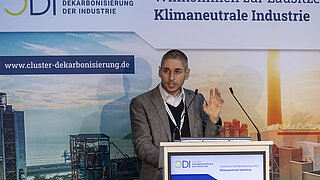 Dr. Georg Kobiela, Referent für die Industrietransformation bei Germanwatch, spricht über Klimaschutz in Zeiten der Krisen. | Foto: CDI, Rainer Weisflog