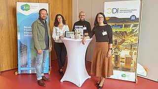 KEI Kolleg*innen auf der SiT Jahrestagung am Stand des KEIs und des CDIs