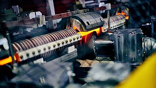 Blick auf die induktive Einzelstabvergütungsanlage (EVA) für Stahlstäbe größeren Durchmessers am Standort Georgsmarienhütte
