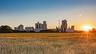 Zementwerk in Höver im Sonnenuntergang