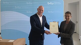 Dirk Meyer, Abteilungsleiter im Bundesumweltministerium, übergibt der Präsidentin der BTU, Prof. Dr. Gesine Grande, einen Förderbescheid in Höhe von rund 1,6 Mio. Euro für die Einrichtung eines neuen Lehrstuhls zur Erforschung der Dekarbonisierung und Transformation der Industrie. Im kommenden Jahr soll dieser seine Arbeit aufnehmen. 