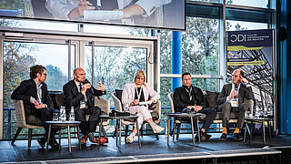 Expertentalk mit Dr. Peter Ruschhaupt, Prof. Martin Gräbner, Moderatorin Nadine Lindner, Roger Wietusch und Dr. Markus Kachel (v.l.n.r.).