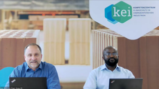 Dr. Remo Tiedemann und Dr. Roger Abang nebeneinander sitzend während der Moderation des KEI Fachforums