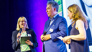 Frau Dr. Baron (BMWE), Dr. Christian Ehler (EU-Abgeordneter für Brandenburg) und Moderatorin Melanie Stein auf der Bühne