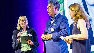 Frau Dr. Baron (BMWE), Dr. Christian Ehler (EU-Abgeordneter für Brandenburg) und Moderatorin Melanie Stein auf der Bühne