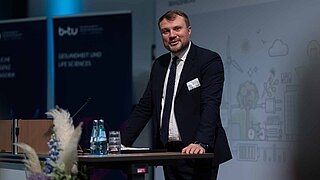 Daniel Keller, Minister für Wirtschaft, Arbeit, Energie und Klimaschutz des Landes Brandenburg bei der Eröffnungsrede des 25. Brandenburger Energietages.